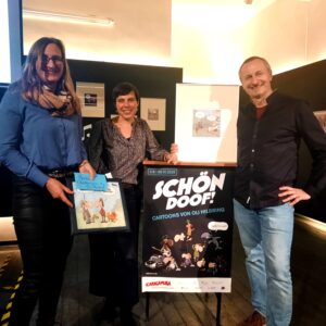 Die Preisträger:innen zum Cartoon Contest im Rahmen der Ausstellung »Schön doof! – Cartoons von Oli Hilbring: Sandra Möller (3. Platz), Saskia Wagner (Leiterin Caricatura Galerie), Thomas Lange (1. Platz) (v.l.)