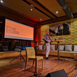 Marcus S. Kleiner während seines Programms »Keine Macht für Niemand« im Gleis 1 im KulturBahnhof Kassel